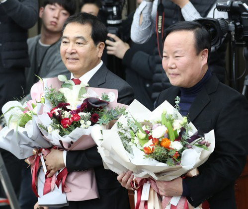 9일 오전 서울 여의도 국회에서 열린 자유한국당 의원총회에서 신임 원내대표로 선출된 심재철 의원(왼쪽)과 정책위의장으로 당선된 김재원 의원이 기념촬영 하고 있다.