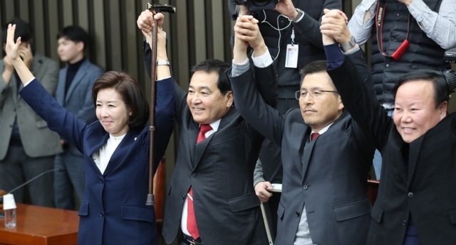 자유한국당 새 원내대표에 선출된 심재철 의원이 9일 국회에서 열린 의원총회에서 황교안 대표와 함께 기뻐하고 있다. 왼쪽부터 나경원 원내대표, 심 신임 원내대표, 황 대표, 김재원 신임 정책위의장.