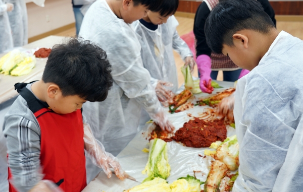 울릉초등학생들이 감장짐치를 담그고 있다.