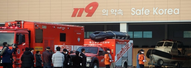 10일 오전 대구시 달성군 구지면 중앙119구조본부에서 독도 소방헬기 추락사고 순직자 5명의 노제가 진행되고 있다. 순직한 소방항공대원들은 이날 합동 영결식 후 국립대전현충원에 안치된다.