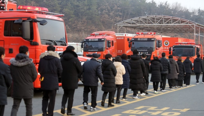 10일 오전 대구시 달성군 구지면 중앙119구조본부에서 독도 소방헬기 추락사고 순직자 5명의 노제가 진행되고 있다. 순직한 소방항공대원들은 이날 합동 영결식 후 국립대전현충원에 안치된다.
