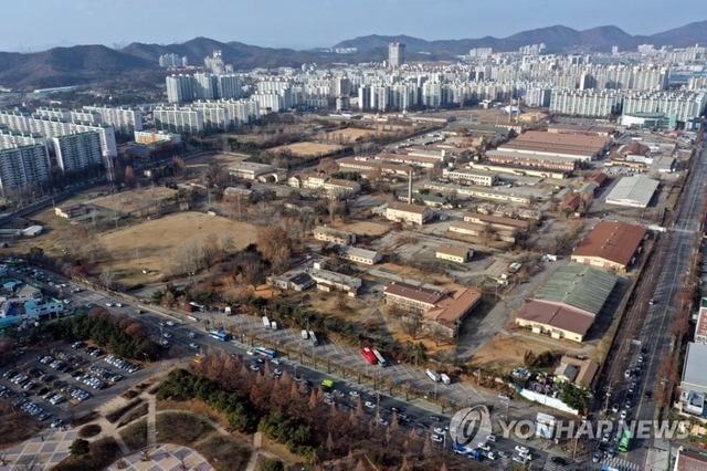 정부가 원주, 부평, 동두천에 있는 4개의 미군기지를 반환받는다고 발표한 11일 오후 인천시 부평구 미군기지 캠프마켓 일대가 아파트에 둘러싸여 있다.