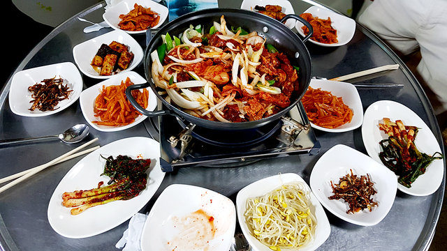 ‘갈매기식당’ 돼지주물럭