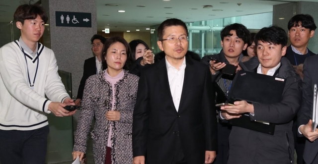 자유한국당 황교안 대표가 12일 오전 서울 여의도 국회 의원회관에서 열린 공직선거법및 공수처법 제(개)정안의 위헌성과 대응방안 세미나에 참석한 뒤 취재진의 질문을 받고 있다.