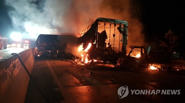 14일 오전 4시 41분께 군위군 소보면 상주-영천고속도로에서 다중 추돌사고가 발생했다. 현장에서 화재까지 나며 사고 차량이 불타고 있다.소방당국은 화재 진압 후 인명 피해를 확인하는 등 현장을 수습하고 있다.