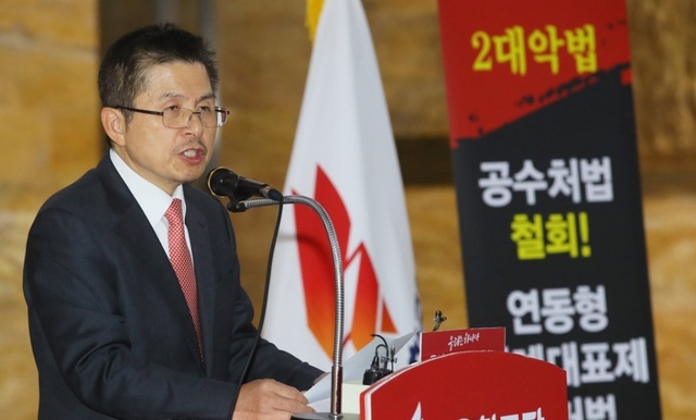 자유한국당 황교안 대표가 15일 국회 로텐더홀 농성장에서 열린 '문 정권 국정농단 3대 게이트' 관련 기자회견'에서 발언하고 있다.