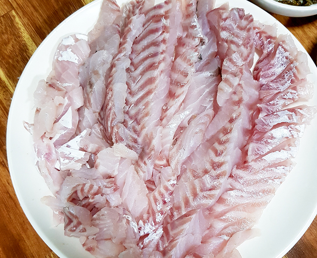 동해안 자연산 농어회.