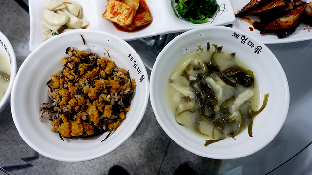 칼국수 미역국.