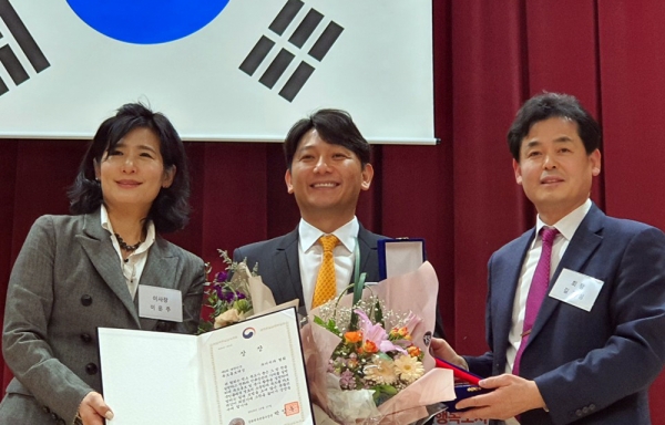 대한민국 독도홍보대상을 수상한 전세식 유디치과협회장(가운데)