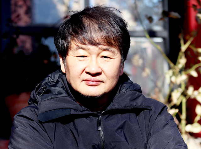 허진호 감독이 20일 서울 종로구 삼청동에서 인터뷰를 하기 전 포즈를 취하고 있다. /연합뉴스