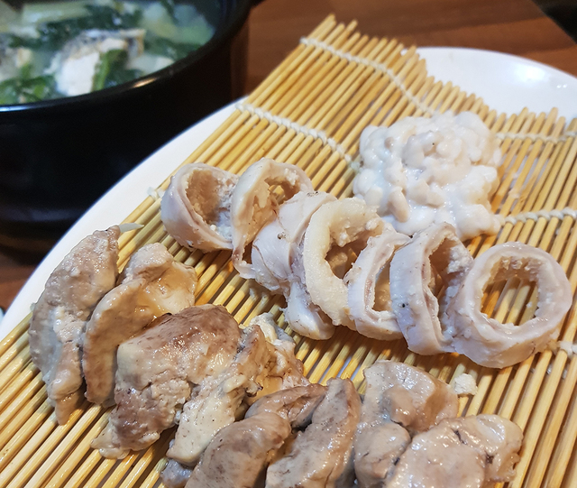 별미 중의 별미, 대구 내장 수육.