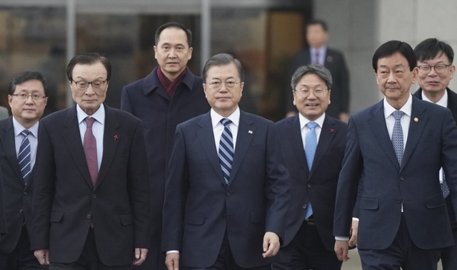 중국에서 열리는 한중일 정상회의에 참석하는 문재인 대통령이 23일 서울공항에서 환송 나온 더불어민주당 이해찬 대표 등과 함께 이동하고 있다.