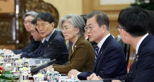 문재인 대통령이 23일(현지시간) 베이징 인민대회당에서 시진핑 중국 국가주석과 정상회담을 하고 있다.