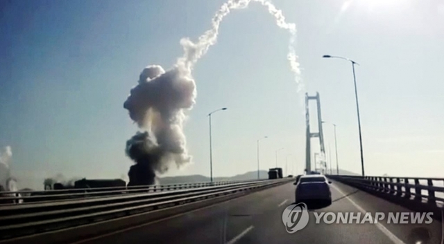 24일 오후 전남 광양시 포스코 광양제철소 폭발 사고가 발생해 검은 연기가 나고 있다.