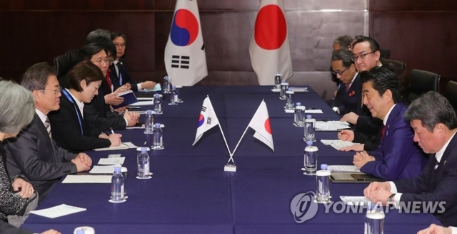 문재인 대통령과 아베 일본 총리가 24일(현지시간) 중국 쓰촨성 청두 세기성 샹그릴라호텔에서 한일 정상회담을 진행하고 있다.