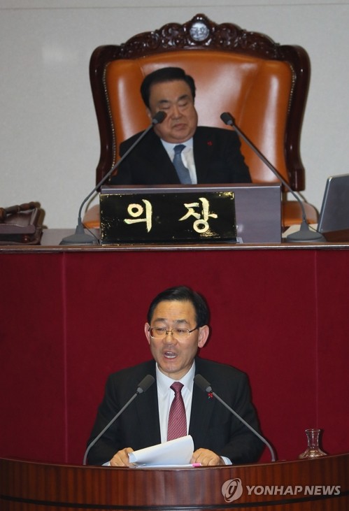 패스트트랙으로 지정된 '공직선거법 개정안'이 상정된 23일 국회 본회의에서 자유한국당 주호영 의원이 3년 10개월만에 다시 시작된 필리버스터에서 첫 주자로 나서고 있다. 문희상 국회의장이 주 의원의 토론을 듣고 있다.