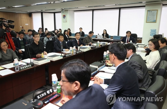 엄재식 원자력안전위원회 위원장이 24일 오전 서울 원자력안전위원회에서 열린 회의를 주재하고 있다.원자력안전위원회가 이날 회의에서 경북 경주시 월성 원자력발전소 1호기의 영구정지를 다시 논의한다.