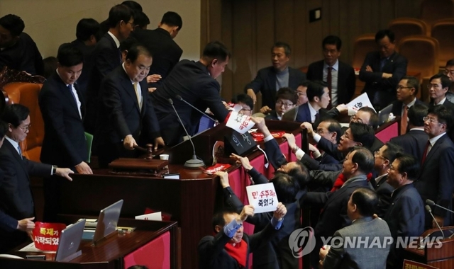 문희상 국회의장이 27일 국회 본회의장에서 임시회 회기 결정의 건에 대한 수정안을 가결하고 있다.