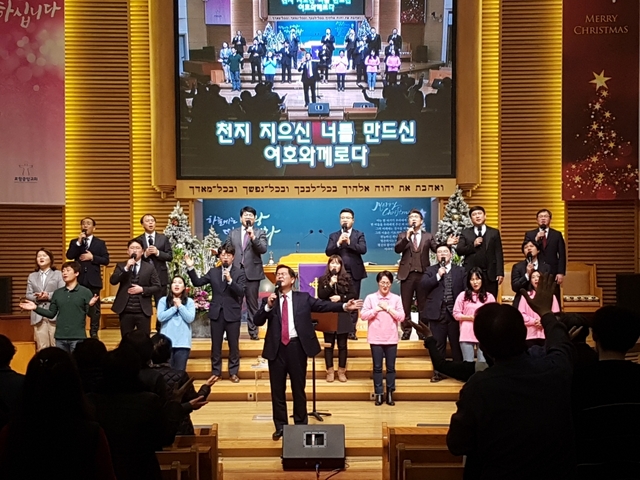 포항중앙교회 교역자들과 경찬팀이 27일 교회 본당에서 열린 금요에바다의 밤에서 찬양하고 있다.