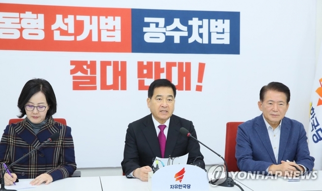 자유한국당 심재철 원내대표가 29일 국회에서 열린 기자간담회에서 발언하고 있다.