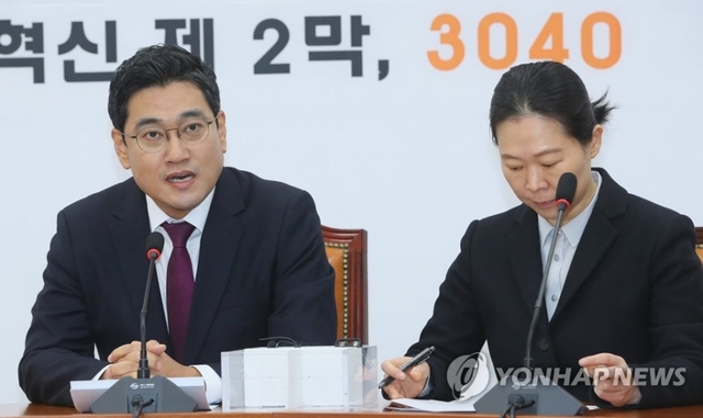 바른미래당 오신환 원내대표가 29일 국회에서 고위공직자범죄수사처(공수처) 법안 수정안 제출에 관해 발언하고 있다. 오른쪽은 권은희 의원.
