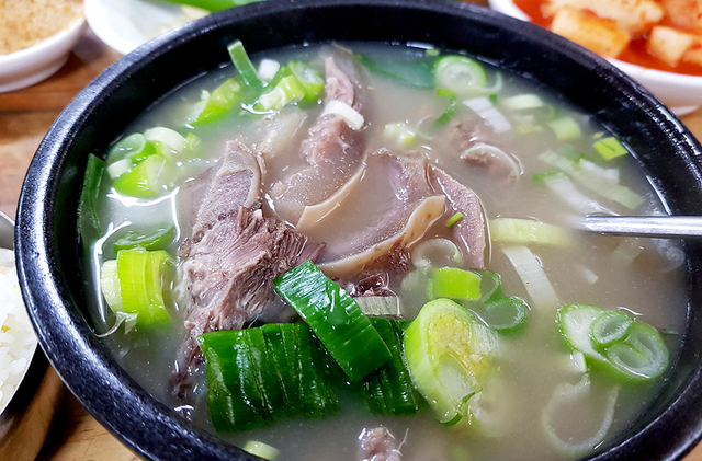곰탕이되 곰탕이 아닌 소머리곰탕. 포항 ‘장기식당’.