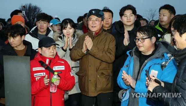 문재인 대통령이 2020년 새해 첫날인 1일 아차산에서 2019년을 빛낸 의인들과 해맞이 산행 중 박광일 작가의 설명을 듣고 있다.