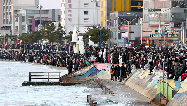 1일 오전 2020년 첫 일출을 보기 위해 전국 각지에서 포항을 찾은 수만 명의 해맞이 인파가 영일대 해수욕장을 가득 메우고 있다.  /이용선기자 photokid@kbmaeil.com