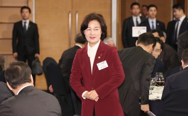 추미애 법무부 장관이 2일 중구 대한상공회의소에서 열린 신년합동인사회에 참석하고 있다.