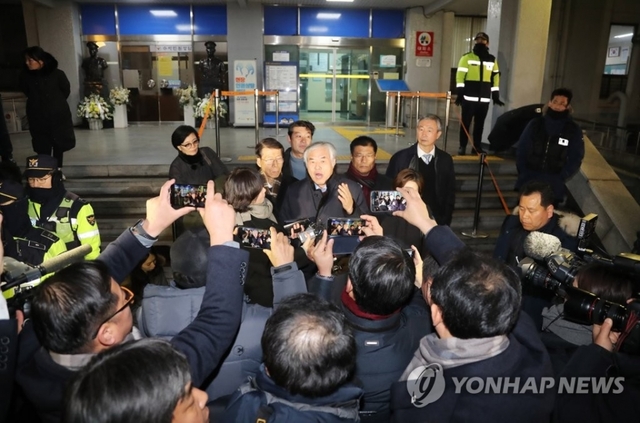 전광훈 한국기독교총연합회(한기총) 대표회장 목사가 구속영장이 기각된 후 지난 2일 저녁 서울 종로경찰서를 나서며 취재진의 질문에 답하고 있다.