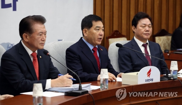 자유한국당 심재철 원내대표가 3일 오전 국회에서 열린 원내대책회의에서 발언하고 있다.