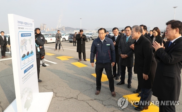 문재인 대통령이 3일 평택항 친환경차 수출현장에서 박한우 기아차 대표이사의 설명을 듣고 있다.