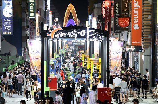 포항시의 지난해 가장 눈부신 성과 중 하나는 강소연구개발특구를 시작으로 배터리규제자유특구, 영일만관광특구 등 ‘3대 국가전략특구’ 지정으로 평가되고 있다.  지난해 7월 영일만친구 야시장 개장 모습.