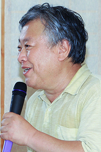 영양군 광산문학연구소를 찾아 독자들과 이야기를 나누고 있는 소설가 이문열.