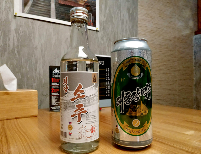 블라디보스토크는 킹크랩과 대게, 각종 해산물 요리로 유명하다. 북한식당 고려관에서 주문했던 대게찜과 평양소주, 대동강맥주.