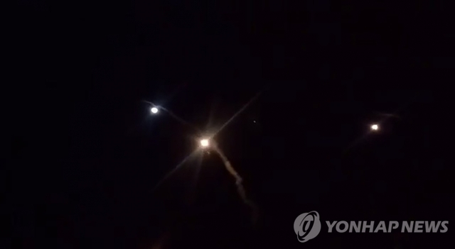 이란 방송 화면에 나타난 로켓 발사 모습.
