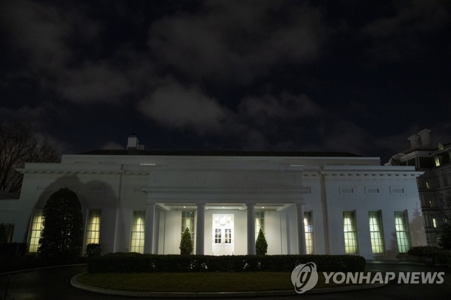 이란의 이라크 주둔 미군기지 공격 보도 이후 불이 켜진 미 백악관 웨스트윙.
