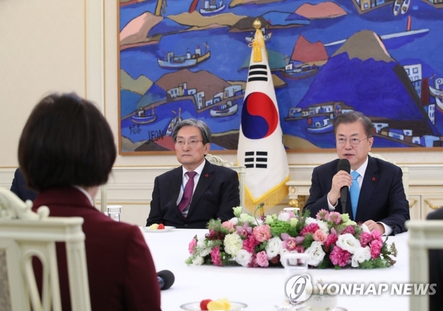 문재인 대통령이 1월 2일 오후 청와대에서 추미애 신임 법무부 장관에게 임명장을 수여한 뒤 간담회에서 발언하고 있다.
