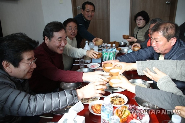 이낙연 국무총리가 주말인 11일 태풍 ‘미탁’ 피해복구 현장인 경북 울진군 매화면 기양3리의 마을회관에서 마을주민들과 함께 오찬을 하고 있다.