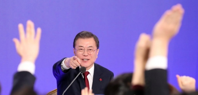 문재인 대통령이 14일 오전 청와대 영빈관에서 열린 2020 신년 기자회견에서 질문을 요청하는 기자를 지정하고 있다.