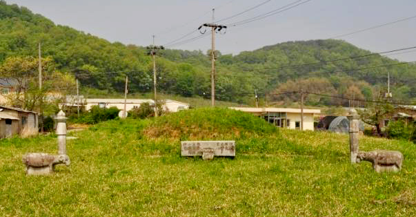 영의정 김상로의 묘. 경기도 화성시 우정읍 조암리에 있다. 비석하나 남아있지 않은 초라한 모습이 애처롭기까지 하다.