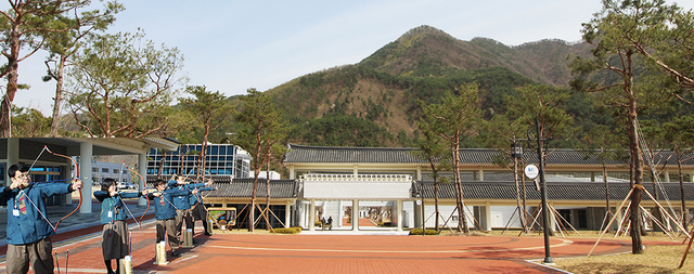 새마을운동의 발상지인 청도의 정신문화를 계승시키는 신화랑 풍류마을에서 화랑의 정신을 체험하고 있다.