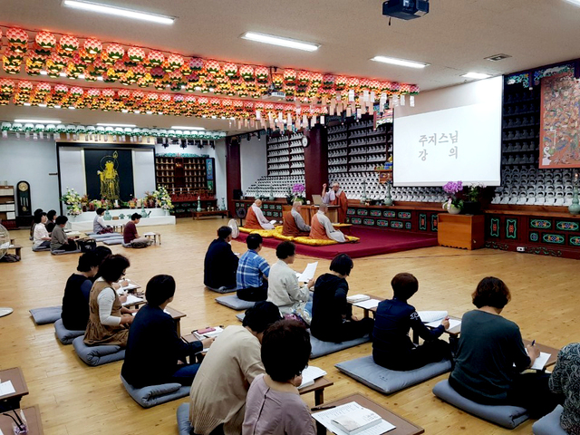대한불교조계종 포항 운흥사의 지난해 아난다 불교대학 제1기 수업 모습.  /운흥사 제공