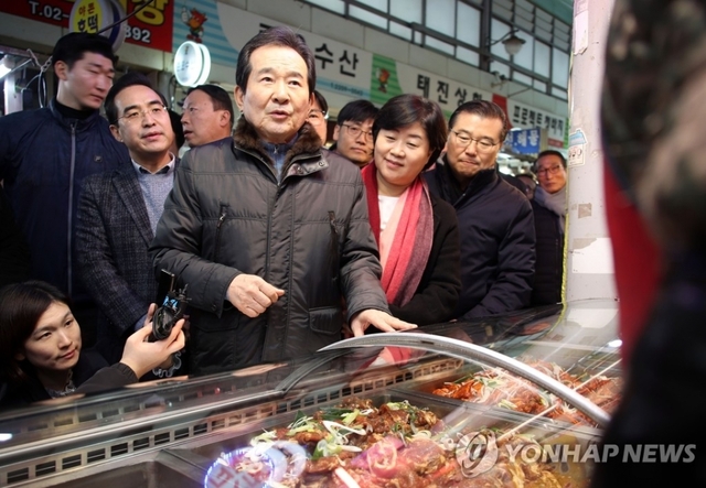 정세균 국무총리가 주말인 18일 서울 중랑구 우림골목시장을 방문해 물가를 점검하며 상인과 대화하고 있다.