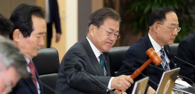 문재인 대통령이 21일 정부세종청사에서 국무회의를 주재하고 있다.