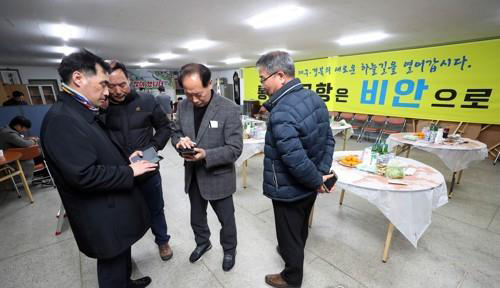 대구경북 통합신공항 최종이전지 선정을 위한 주민 투표가 열린 지난 21일 경북 의성군 의성읍 통합신공항의성군유치위원회 사무실에서 관계자들이 개표 결과를 기다리고 있다.
