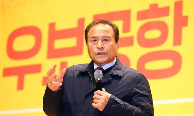 대구·경북 통합 신공항 건설 후보지 확정을 위한 주민 투표가 열린 지난 21일 오후 경북 군위군 군위읍 삼국유사교육문화회관에서 김영만 군위군수가 주민들과 함께 개표 결과를 기다리다 군민의 뜻에 따라 후보지 신청을 하겠다는 뜻을 밝히고 있다.공항 이전 후보지는 군위의 단독후보지(군위 우보)와 의성이 포함된 공동후보지(군위 소보·의성 비안) 2곳이다.