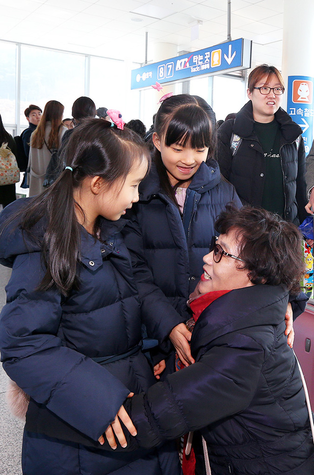 지난 설 연휴 기간 귀경길에 나선 가족을 배웅나온 할머니가 포항역에서 손녀들을 꼭 안아주며 아쉬움을 달래고 있다.  /이용선기자 photokid@kbmaeil.com