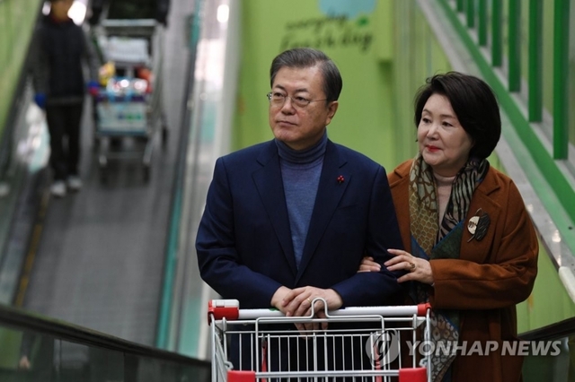 문재인 대통령과 김정숙 여사가 설 명절을 앞둔 23일 오전 서울 서초구 양재동 농협 농수산물유통센터에서 카트를 가지고 매장으로 이동하고 있다.