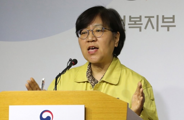정은경 질병관리본부장이 28일 오후 세종시 정부세종청사 보건복지부에서 신종 코로나바이러스 감염증 발생현황 및 국내 네 번째 확진환자 중간조사 경과 발표를 마친 뒤 취재진의 질문에 답변하고 있다.